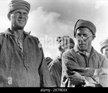 Steve McQueen & Dustin Hoffman film: Papillon (1973) personnages: Henri 'papillon' Charriere, Louis Dega Directeur: Franklin J. Schaffner 16 décembre 1973 **AVERTISSEMENT** cette photographie est destinée à un usage éditorial exclusif et est protégée par les droits d'auteur d'ALLIED et/ou du photographe assigné par la Société du film ou de la production et ne peut être reproduite que par des publications dans le cadre de la promotion du film ci-dessus. Un crédit obligatoire pour ALLIED est requis. Le photographe doit également être crédité lorsqu'il est connu. Aucune utilisation commerciale ne peut être accordée sans l'autorisation écrite de la Société du film. Banque D'Images