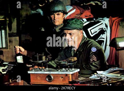 Clint Eastwood & Don Rickles film: Kelly'S Heroes (USA/YU 1970) personnages: Pvt. Kelly, SSgt. Crapgame Director: Brian G.Hutton 23 juin 1970 **AVERTISSEMENT** cette photographie est à usage éditorial exclusif et est le copyright de MGM et/ou le photographe assigné par la Société de film ou de production et ne peut être reproduite que par des publications dans le cadre de la promotion du film ci-dessus. Un crédit obligatoire pour MGM est requis. Le photographe doit également être crédité lorsqu'il est connu. Aucune utilisation commerciale ne peut être accordée sans l'autorisation écrite de la Société du film. Banque D'Images