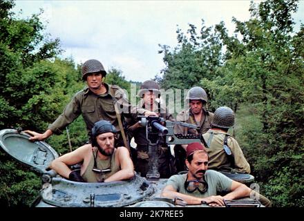 Clint Eastwood, Donald Sutherland & Don Rickles film: Kelly'S Heroes (USA/YU 1970) personnages: Pvt. Kelly, Sgt. Oddball (commandant de réservoir), SSgt. Crapgame Director: Brian G.Hutton 23 juin 1970 **AVERTISSEMENT** cette photographie est à usage éditorial exclusif et est le copyright de MGM et/ou le photographe assigné par la Société de film ou de production et ne peut être reproduite que par des publications dans le cadre de la promotion du film ci-dessus. Un crédit obligatoire pour MGM est requis. Le photographe doit également être crédité lorsqu'il est connu. Aucune utilisation commerciale ne peut être accordée sans l'autorisation écrite du F Banque D'Images