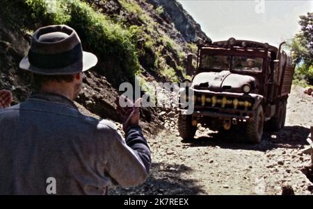 Film de la scène du camion : Sorcerer (1979) Directeur : William Friedkin 24 juin 1977 **AVERTISSEMENT** cette photographie est destinée à un usage éditorial exclusif et est protégée par les droits d'auteur des IMAGES UNIVERSELLES et/ou du photographe attribué par la Société de film ou de production et ne peut être reproduite que par des publications en conjonction avec la promotion du film ci-dessus. Un crédit obligatoire pour LES PHOTOS UNIVERSELLES est requis. Le photographe doit également être crédité lorsqu'il est connu. Aucune utilisation commerciale ne peut être accordée sans l'autorisation écrite de la Société du film. Banque D'Images