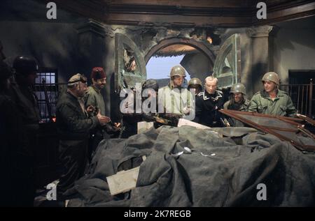 Gavin Macleod, Shepherd Sanders, Gene Collins, Perry Lopez, Donald Sutherland, Clint Eastwood, Karl-Otto Alberty & Telly Savalas film: Kelly'S Heroes (USA/YU 1970) personnages: Moriarty (char Crewman), Turk (char Crewman), Pvt. Babra, Pvt. Petuko, Sgt. Oddball (tank commandant), Pvt. Kelly, tank commandant allemand Karl Alberty, Karl Albergt. Big Joe Directeur: Brian G.Hutton 23 juin 1970 **AVERTISSEMENT** cette photographie est destinée à un usage éditorial exclusif et est le copyright de MGM et/ou le photographe attribué par la Société de film ou de production et ne peut être reproduite que par des publications en conjonction avec wi Banque D'Images