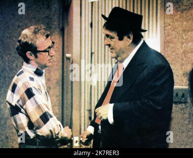 Woody Allen & Zero Mostel film : The Front (1971) personnages : Howard Prince & Hecky Brown Directeur : Martin Ritt 17 septembre 1976 **AVERTISSEMENT** cette photographie est à usage éditorial exclusif et est le droit d'auteur de COLUMBIA et/ou le photographe assigné par la Société de film ou de production et ne peut être reproduite que par des publications dans le cadre de la promotion du film ci-dessus. Un crédit obligatoire pour LA COLOMBIE est requis. Le photographe doit également être crédité lorsqu'il est connu. Aucune utilisation commerciale ne peut être accordée sans l'autorisation écrite de la Société du film. Banque D'Images