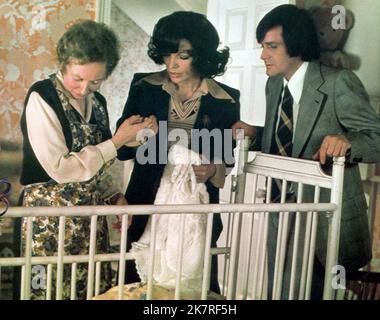 Susan Richards, Joan Collins & Ralph Bates film: Je ne veux pas être né: Le diable en elle; je ne veux pas être né (1975) personnages: Old Lady,Lucy Carlesi & Gino Carlesi Directeur: Peter Sasdy 30 août 1975 **AVERTISSEMENT** cette photographie est à usage éditorial exclusif et est protégée par les droits d'auteur d'UNICAPITAL et/ou du photographe assigné par la Société de film ou de production et ne peut être reproduite que par des publications dans le cadre de la promotion du film ci-dessus. Un crédit obligatoire pour UNICAPITAL est requis. Le photographe doit également être crédité lorsqu'il est connu. Aucune utilisation commerciale ne peut être accordée W Banque D'Images