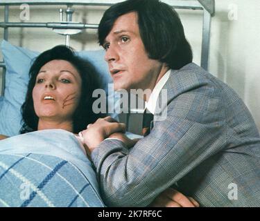 Joan Collins & Ralph Bates film: Je ne veux pas être né: Le diable en elle; je ne veux pas être né (1979) personnages: Lucy Carlesi & Gino Carlesi Directeur: Peter Sasdy 30 août 1975 **AVERTISSEMENT** cette photographie est à usage éditorial exclusif et est protégée par les droits d'auteur d'UNICAPITAL et/ou du photographe assigné par la Société de film ou de production et ne peut être reproduite que par des publications dans le cadre de la promotion du film ci-dessus. Un crédit obligatoire pour UNICAPITAL est requis. Le photographe doit également être crédité lorsqu'il est connu. Aucune utilisation commerciale ne peut être accordée sans autorisation écrite Banque D'Images