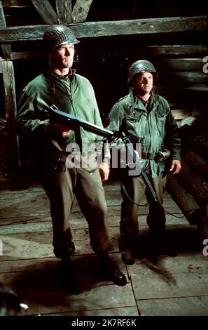 Clint Eastwood & Don Rickles film: Kelly'S Heroes (USA/YU 1970) personnages: Pvt. Kelly & SSgt. Crapgame Director: Brian G.Hutton 23 juin 1970 **AVERTISSEMENT** cette photographie est à usage éditorial exclusif et est le copyright de MGM et/ou le photographe assigné par la Société de film ou de production et ne peut être reproduite que par des publications dans le cadre de la promotion du film ci-dessus. Un crédit obligatoire pour MGM est requis. Le photographe doit également être crédité lorsqu'il est connu. Aucune utilisation commerciale ne peut être accordée sans l'autorisation écrite de la Société du film. Banque D'Images