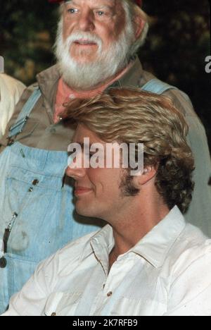 Denver Pyle & John Schneider Television: The Dukes of Hazzard (TV-Serie) Characters: Uncle Jesse & Bo Duke USA 1979-1985, 26 janvier 1979 **AVERTISSEMENT** cette photographie est destinée à un usage éditorial exclusif et est le copyright de WARNER BROS. TV et/ou le photographe désigné par la Société de film ou de production et ne peut être reproduit que par des publications en conjonction avec la promotion du film ci-dessus. Crédit obligatoire pour WARNER BROS. Un téléviseur est requis. Le photographe doit également être crédité lorsqu'il est connu. Aucune utilisation commerciale ne peut être accordée sans l'autorisation écrite de la Société du film. Banque D'Images