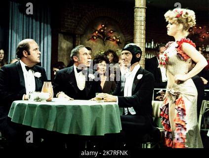 Dom Deluise, Mel Brookes, Marty Feldman & Bernadette Peters film: Silent Movie (1976) personnages: Dom Bell, Marty eggs & Vilma Kaplan Directeur: Mel Brookes 16 juin 1976 **AVERTISSEMENT** cette photographie est à usage éditorial exclusif et est le droit d'auteur de 20th CENTURY FOX et/ou le photographe assigné par la Société de film ou de production et ne peut être reproduite que par des publications dans le cadre de la promotion du film ci-dessus. Un crédit obligatoire à 20th CENTURY FOX est requis. Le photographe doit également être crédité lorsqu'il est connu. Aucune utilisation commerciale ne peut être accordée sans l'autorisation écrite de t Banque D'Images