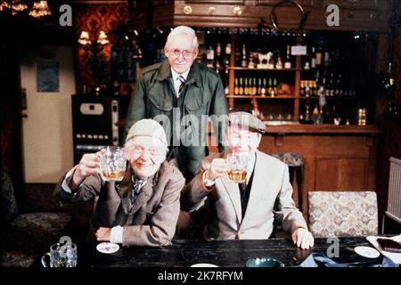 Bill Owen, Brian Wilde et Peter Sallus Television : Last of the Summer Wine (TV-Serie) personnages : Compo Simmonite,Foggy Dewhurst & Clegg UK 1973-2010, 12 juin 1976 **AVERTISSEMENT** cette photographie est destinée à un usage éditorial exclusif et est protégée par les droits d'auteur de la BBC et/ou du photographe désigné par la Société du film ou de la production et ne peut être reproduite que par des publications dans le cadre de la promotion du film ci-dessus. Un crédit obligatoire pour BBC est requis. Le photographe doit également être crédité lorsqu'il est connu. Aucune utilisation commerciale ne peut être accordée sans l'autorisation écrite de la Société du film. Banque D'Images