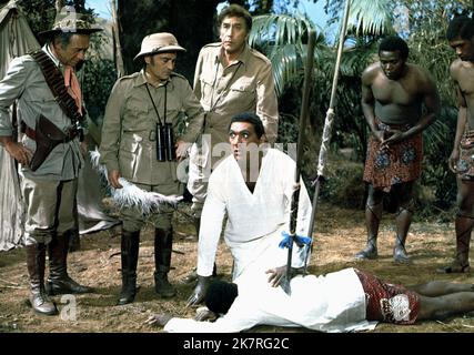 SID James, Kenneth Connor, Frankie Howerd & Bernard Bresslaw film: Carry On The Jungle (1973) personnages: Bill Boosey,Claude Chumley,Professeur Inigo tinkle & Upsidaisi Directeur: Gerald Thomas 01 mars 1970 **AVERTISSEMENT** cette photographie est à usage éditorial exclusif et est le droit d'auteur de L'ORGANISATION DE RANG et/ou du photographe assigné par la Société de film ou de production et ne peut être reproduite que par des publications dans le cadre de la promotion du film ci-dessus. Un crédit obligatoire pour L'ORGANISATION DE RANG est requis. Le photographe doit également être crédité lorsqu'il est connu. Pas de commercial u Banque D'Images