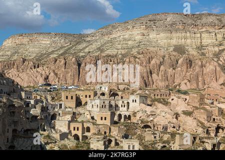 Vue sur le village grotte de Cavusin en Cappadoce, Turquie Banque D'Images