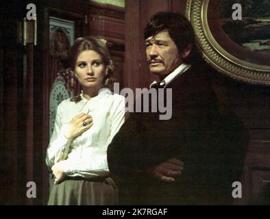 Jill Ireland & Charles Bronson film Breakheart Pass (1975) personnages : Marica & Deakin réalisateur : Tom Gries 25 décembre 1975 **AVERTISSEMENT** cette photographie est réservée à un usage éditorial et est protégée par LES droits d'auteur de UNITED ARTISTS et/ou du photographe désigné par The film or production Company et ne peut être reproduite que par des publications dans le cadre de la promotion du film ci-dessus. Un crédit obligatoire pour UNITED ARTISTS est requis. Le photographe doit également être crédité lorsqu'il est connu. Aucune utilisation commerciale ne peut être accordée sans autorisation écrite de The film Company. Banque D'Images