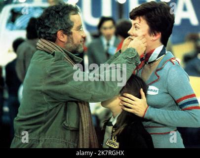 Richard Dreyfuss & Marsha Mason film : The Au revoir Girl (1977) personnages : Elliot Garfield et Paula McFadden Directeur : Herbert Ross 30 novembre 1977 **AVERTISSEMENT** cette photographie est destinée à un usage éditorial exclusif et est le droit d'auteur de MGM et/ou du photographe attribué par la Société de film ou de production et ne peut être reproduite que par des publications en conjonction avec la promotion du film ci-dessus. Un crédit obligatoire pour MGM est requis. Le photographe doit également être crédité lorsqu'il est connu. Aucune utilisation commerciale ne peut être accordée sans l'autorisation écrite de la Société du film. Banque D'Images