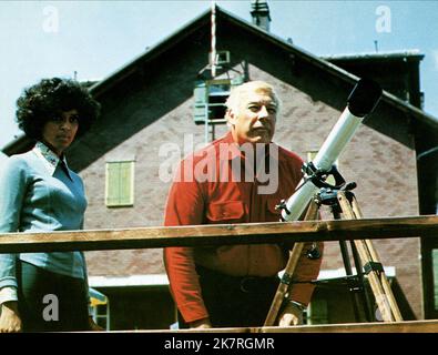 Vonetta McGee & George Kennedy film: The Eiger sanction (USA 1975) personnages: Jemima Brown & Ben Bowman Directeur: Clint Eastwood 21 mai 1975 **AVERTISSEMENT** cette photographie est à usage éditorial exclusif et est le droit d'auteur d'UNIVERSAL et/ou du photographe assigné par la Société de film ou de production et ne peut être reproduite que par des publications dans le cadre de la promotion du film ci-dessus. Un crédit obligatoire pour UNIVERSEL est requis. Le photographe doit également être crédité lorsqu'il est connu. Aucune utilisation commerciale ne peut être accordée sans l'autorisation écrite de la Société du film. Banque D'Images