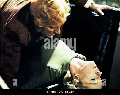 Barry Foster & Barbara Leigh-Hunt film: Frenzy (UK/USA 1972) personnages: Robert 'Bob' Rusk & Brenda Margaret Blaney Directeur: Alfred Hitchcock 19 mai 1972 **AVERTISSEMENT** cette photographie est destinée à un usage éditorial exclusif et est le copyright des IMAGES UNIVERSELLES et/ou du photographe assigné par la Société de film ou de production et ne peut être reproduite que par des publications en conjonction avec la promotion du film ci-dessus. Un crédit obligatoire pour LES PHOTOS UNIVERSELLES est requis. Le photographe doit également être crédité lorsqu'il est connu. Aucune utilisation commerciale ne peut être accordée sans l'autorisation écrite de la société de film Banque D'Images