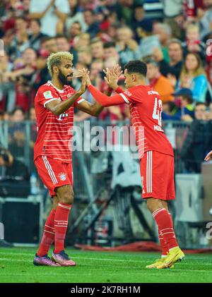 Eric MAXIM CHOUPO-MOTING (FCB 13) Jamal MUSIALA, FCB 42 changement de joueur, substitution, Wechsel, Auswechslung, Einwechslung, Spielerwechsel, dans le match FC BAYERN MÜNCHEN - SC FREIBURG 5-0 1.Ligue allemande de football le 16 octobre 2022 à Munich, Allemagne. Saison 2022/2023, match jour 10, 1.Bundesliga, FCB, München, 10.Spieltag © Peter Schatz / Alamy Live News - LA RÉGLEMENTATION DFL INTERDIT TOUTE UTILISATION DE PHOTOGRAPHIES comme SÉQUENCES D'IMAGES et/ou QUASI-VIDÉO - Banque D'Images