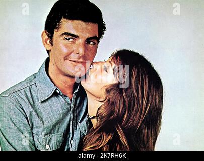 Richard Benjamin & Joanna Shimkus film: The Marriage of A Young stockbroker (1971) Directeur: Lawrence Turman 19 août 1971 **AVERTISSEMENT** cette photographie est à usage éditorial exclusif et est le droit d'auteur de 20th CENTURY FOX et/ou le photographe assigné par la Société du film ou de la production et ne peut être reproduite que par des publications dans le cadre de la promotion du film ci-dessus. Un crédit obligatoire à 20th CENTURY FOX est requis. Le photographe doit également être crédité lorsqu'il est connu. Aucune utilisation commerciale ne peut être accordée sans l'autorisation écrite de la Société du film. Banque D'Images