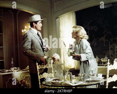 James Brolin & Jill Clayburgh film : pignon et Lombard (1975) personnages : Clark Gable et Carole Lombard Directeur : Sidney J.Furie 11 février 1976 **AVERTISSEMENT** cette photographie est destinée à un usage éditorial exclusif et est protégée par les droits d'auteur de UNIVERAL et/ou du photographe attribué par la Société de film ou de production et ne peut être reproduite que par des publications en conjonction avec la promotion du film ci-dessus. Un crédit obligatoire pour L'UNIVERSITÉ est requis. Le photographe doit également être crédité lorsqu'il est connu. Aucune utilisation commerciale ne peut être accordée sans l'autorisation écrite de la Société du film. Banque D'Images