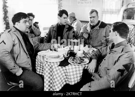 Mickey Rourke, Dan Aykroyd, John Candy & Treat Williams film: 1941 (USA 1979) personnages: Pvt. Reese, Sgt. Frank Tree, Pvt. Foley et Cpl. Chuck 'Tretch' Sitarski Directeur : Steven Spielberg 13 décembre 1979 **AVERTISSEMENT** cette photographie est à usage éditorial exclusif et est le droit d'auteur de COLUMBIA et/ou le photographe assigné par la Société du film ou de la production et ne peut être reproduite que par des publications dans le cadre de la promotion du film ci-dessus. Un crédit obligatoire pour LA COLOMBIE est requis. Le photographe doit également être crédité lorsqu'il est connu. Aucune utilisation commerciale ne peut être accordée sans autorisation Banque D'Images