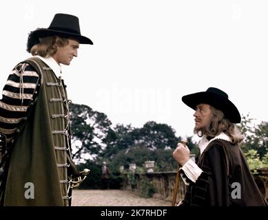 Richard Harris & Alec Guinness film: Cromwell (1970) personnages: Oliver Cromwell & King Charles I Directeur: Ken Hughes 16 juillet 1970 **AVERTISSEMENT** cette photographie est à usage éditorial exclusif et est le droit d'auteur de COLUMBIA et/ou le photographe assigné par la Société du film ou de la production et ne peut être reproduite que par des publications dans le cadre de la promotion du film ci-dessus. Un crédit obligatoire pour LA COLOMBIE est requis. Le photographe doit également être crédité lorsqu'il est connu. Aucune utilisation commerciale ne peut être accordée sans l'autorisation écrite de la Société du film. Banque D'Images