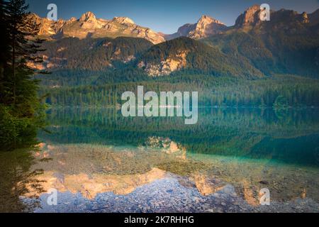 Symétrie de réflexion du lac Tovel dans le Trentin-Haut-Adige, Dolomites, Italie Banque D'Images