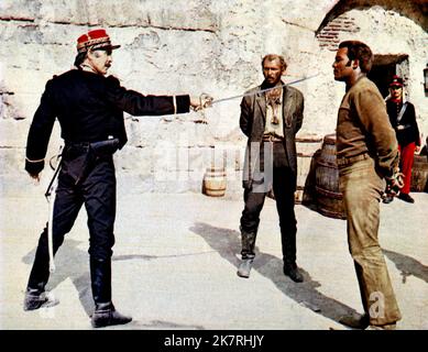 Patrick O'Neal, Lee Van Cleef & Jim Brown film: El Condor (1970) personnages: ,Jaroo & Luke Directeur: John Guillermin 19 juin 1970 **AVERTISSEMENT** cette photographie est destinée à un usage éditorial exclusif et est le copyright de la GEN NATIONALE. Et/ou le photographe désigné par la Société de film ou de production et ne peut être reproduit que par des publications en conjonction avec la promotion du film ci-dessus. Un crédit obligatoire pour LA génération NATIONALE. est obligatoire. Le photographe doit également être crédité lorsqu'il est connu. Aucune utilisation commerciale ne peut être accordée sans l'autorisation écrite de la Société du film. Banque D'Images