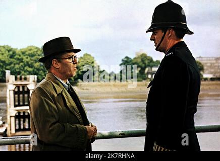 Richard Attenborough film 10 Rillington place (UK 1971) personnages : John Reginald Christie réalisateur : Richard Fleischer 28 janvier 1971 **AVERTISSEMENT** cette photographie est à usage éditorial exclusif et est la propriété de COLUMBIA PICTURES et/ou du photographe désigné par The film or production Company et ne peut être reproduite que par des publications en liaison avec la promotion du film ci-dessus. Un crédit obligatoire pour COLUMBIA PICTURES est requis. Le photographe doit également être crédité lorsqu'il est connu. Aucune utilisation commerciale ne peut être accordée sans autorisation écrite de The film Company. Banque D'Images