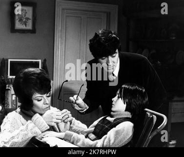 Janet Suzman, Alan Bates & Elizabeth Robillard film: A Day in the Death of Joe Egg (1979) personnages: Sheila,BRI & JO Directeur: Peter Medak 04 juin 1972 **AVERTISSEMENT** cette photographie est à usage éditorial exclusif et est le copyright de DOMINO et/ou le photographe assigné par la Société de film ou de production et ne peut être reproduite que par des publications dans le cadre de la promotion du film ci-dessus. Un crédit obligatoire pour DOMINO est requis. Le photographe doit également être crédité lorsqu'il est connu. Aucune utilisation commerciale ne peut être accordée sans l'autorisation écrite de la Société du film. Banque D'Images