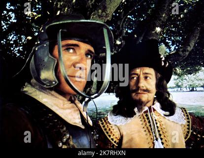 Richard Harris & Alec Guinness film: Cromwell (1972) personnages: Oliver Cromwell & King Charles I Directeur: Ken Hughes 16 juillet 1970 **AVERTISSEMENT** cette photographie est à usage éditorial exclusif et est le droit d'auteur de COLUMBIA et/ou le photographe assigné par la Société du film ou de la production et ne peut être reproduite que par des publications dans le cadre de la promotion du film ci-dessus. Un crédit obligatoire pour LA COLOMBIE est requis. Le photographe doit également être crédité lorsqu'il est connu. Aucune utilisation commerciale ne peut être accordée sans l'autorisation écrite de la Société du film. Banque D'Images