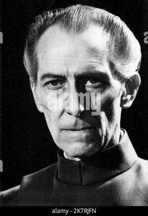 Peter Cushing film: Star Wars: Episode IV - A New Hope (USA 1977) personnages: GRAND Motant TARKIN / Neuer Titel Auch: 'Star Wars: Episode IV – Eine Neue Hoffnung' Directeur: George Lucas 25 mai 1977 **AVERTISSEMENT** cette photographie est à usage éditorial exclusif et est le droit d'auteur de LUCASFILM et/ou le photographe assigné par la Société de film ou de production et ne peut être reproduite que par des publications dans le cadre de la promotion du film ci-dessus. Un crédit obligatoire pour LUCASFILM est requis. Le photographe doit également être crédité lorsqu'il est connu. Aucune utilisation commerciale ne peut être accordée sans aut écrit Banque D'Images