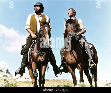 Bud Spencer & Terence Hill film: They Call Me Trinity (LO CHIAMAVANO TRINITA...) IT 1970, Directeur: Enzo Barboni 22 janvier 1970 **AVERTISSEMENT** cette photographie est à usage éditorial exclusif et est le droit d'auteur de L'AMBASSADE et/ou du photographe assigné par la Société du film ou de la production et ne peut être reproduite que par des publications dans le cadre de la promotion du film ci-dessus. Un crédit obligatoire pour L'AMBASSADE est requis. Le photographe doit également être crédité lorsqu'il est connu. Aucune utilisation commerciale ne peut être accordée sans l'autorisation écrite de la Société du film. Banque D'Images