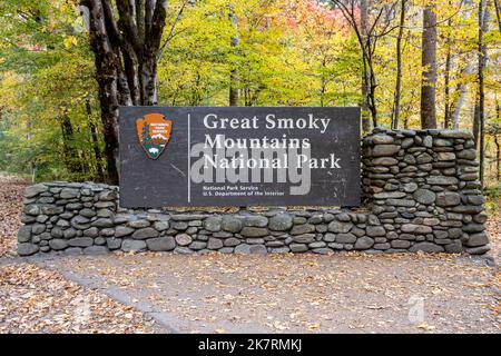 Parc national des Great Smoky Mountains panneau sur une base en pierre marquant l'entrée à Cherokee, en Caroline du Nord Banque D'Images