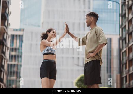 Un jeune couple qui a l'air joyeux et plein d'énergie tout en attendant du temps ensemble Banque D'Images