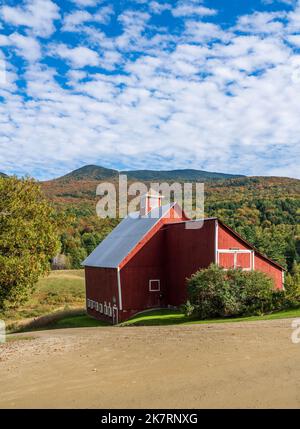 Grange de ferme Grandview sur le côté de la piste près de Stowe dans le Vermont pendant la saison des couleurs de l'automne Banque D'Images