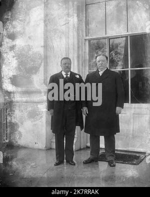 Une photo (gravement endommagée) des présidents américains William Taft et Throdore Roosevelt Banque D'Images