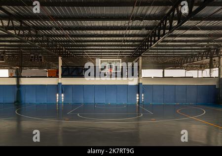 Bangkok, Thaïlande - 10 octobre 2020 : terrains de basket-ball sur le toit du bâtiment du parking à Bangkok. Espace pour le texte, mise au point sélective. Banque D'Images