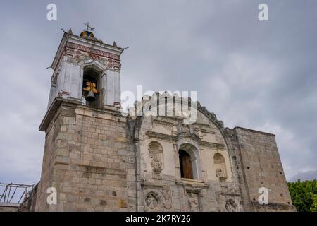 Vue sur l'église coloniale Santa Catarina Lachatao (fin 16th/début 17th siècle) dans l'ancien village minier de Lachatao, dans la Sierra Juarez moun Banque D'Images