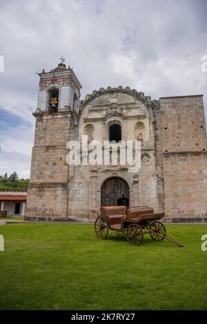 Vue sur l'église coloniale Santa Catarina Lachatao (fin 16th/début 17th siècle) dans l'ancien village minier de Lachatao, dans la Sierra Juarez moun Banque D'Images