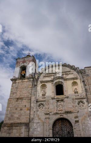 Vue sur l'église coloniale Santa Catarina Lachatao (fin 16th/début 17th siècle) dans l'ancien village minier de Lachatao, dans la Sierra Juarez moun Banque D'Images