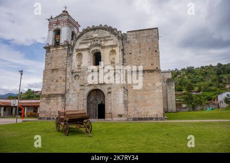 Vue sur l'église coloniale Santa Catarina Lachatao (fin 16th/début 17th siècle) dans l'ancien village minier de Lachatao, dans la Sierra Juarez moun Banque D'Images