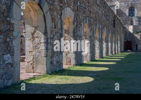 Le soleil brille à travers les arches de l'ancienne église sans toit de Cuilapan de Guerrero, un monastère construit au 16th siècle par les Espagnols en Banque D'Images