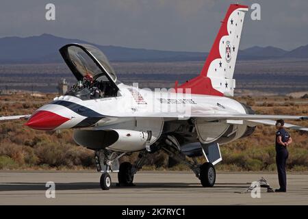 Edwards Air Force base, Californie / États-Unis - 15 octobre 2022: L'équipe de vol Thunderbirds de la United States Air Force USAF #1 Commandant/leader jet est montré. Banque D'Images