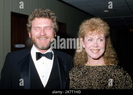 Elizabeth Montgomery et Robert Foxworth Circa des années 80 crédit: Ralph Dominguez/MediaPunch Banque D'Images