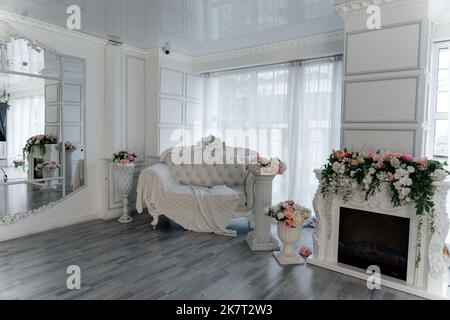salon blanc moderne avec cheminée Banque D'Images