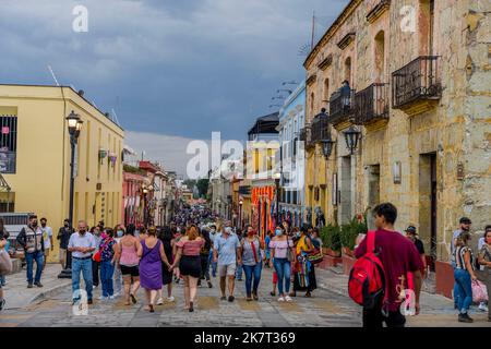 Les personnes marchant le long de la rue Calle Macedonio Alcala dans le centre-ville d'Oaxaca de Juarez, Oaxaca, Mexique. Banque D'Images