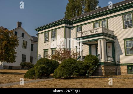 Le bâtiment administratif du fort Worden Historical State Park à Port Townsend, comté de Jefferson, État de Washington, États-Unis. Banque D'Images
