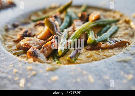 Polenta et champignons. Crème de polenta au beurre et à la crème, champignons et haricots verts sautés avec de la crème de truffe et du parmesan Banque D'Images