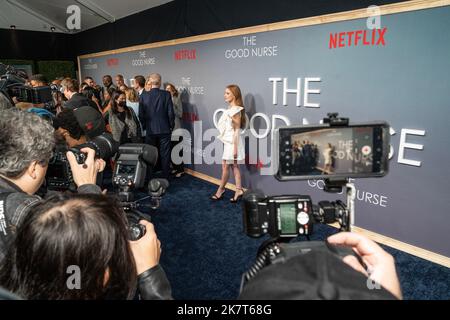 Jessica Chastain portant la robe de Carolina Herrera assiste à la première Netflix de Good Nurse au Paris Theatre on 18 octobre 2022 Banque D'Images