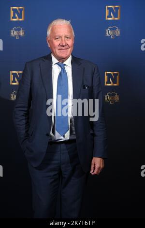 Patrick Lefevere, PDG d'Alpha Vinyl à pas rapide, photographié au tapis bleu de la cérémonie de remise des prix « Flandrien » pour le meilleur cycliste belge de la saison 2022, organisée par le journal « Het Nieuwsblad », à Bruges, le mardi 18 octobre 2022. BELGA PHOTO DAVID STOCKMAN Banque D'Images