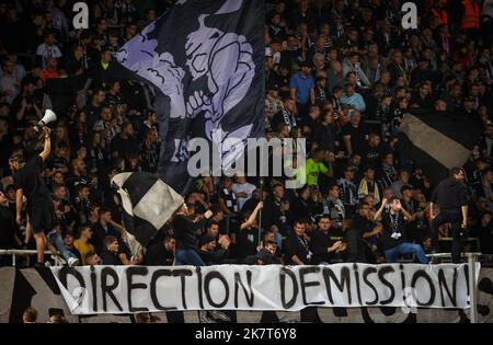 Les supporters de Charleroi photographiés lors d'un match de football entre Sporting Charleroi et KV Kortrijk, mardi 18 octobre 2022 à Kortrijk, le 13 e jour de la première division du championnat belge de la « Jupiler Pro League » 2022-2023. BELGA PHOTO VIRGINIE LEFOUR Banque D'Images