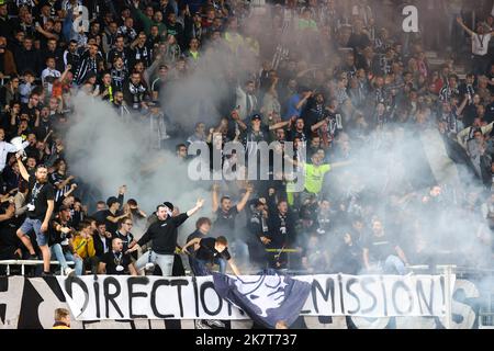 Les supporters de Charleroi photographiés lors d'un match de football entre Sporting Charleroi et KV Kortrijk, mardi 18 octobre 2022 à Kortrijk, le 13 e jour de la première division du championnat belge de la « Jupiler Pro League » 2022-2023. BELGA PHOTO VIRGINIE LEFOUR Banque D'Images